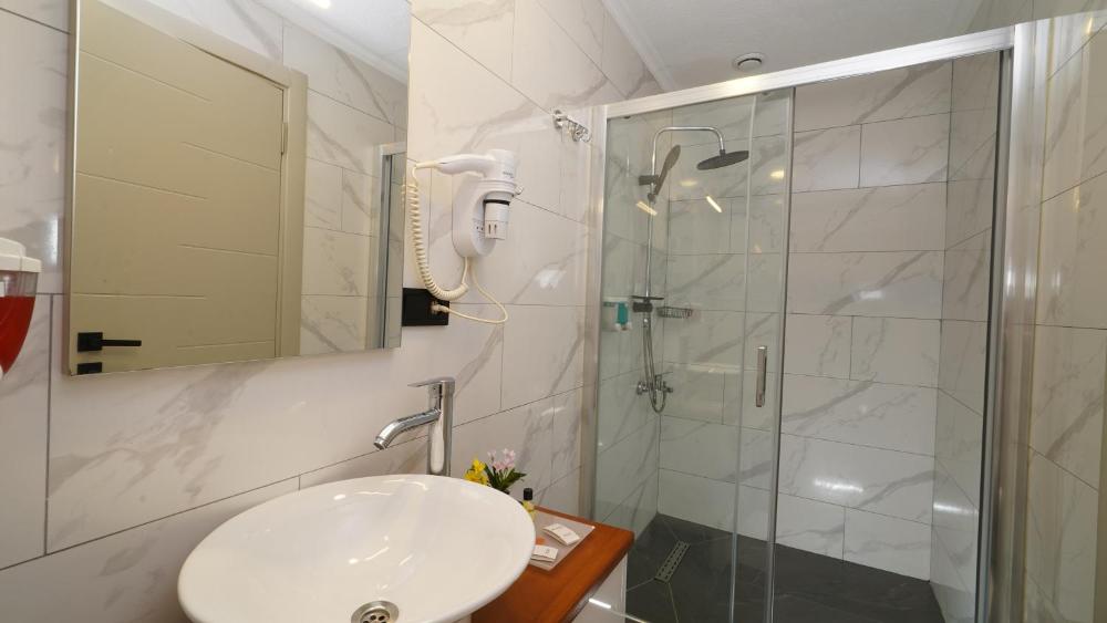 Deluxe Double Room (2 Adults + 1 Child)